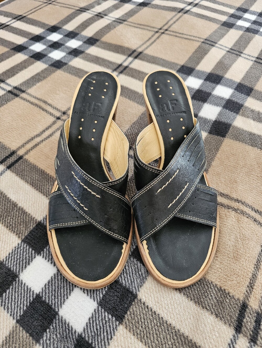 Vero Cuoio Black and Tan Leather Sandal - Picture 7 of 7